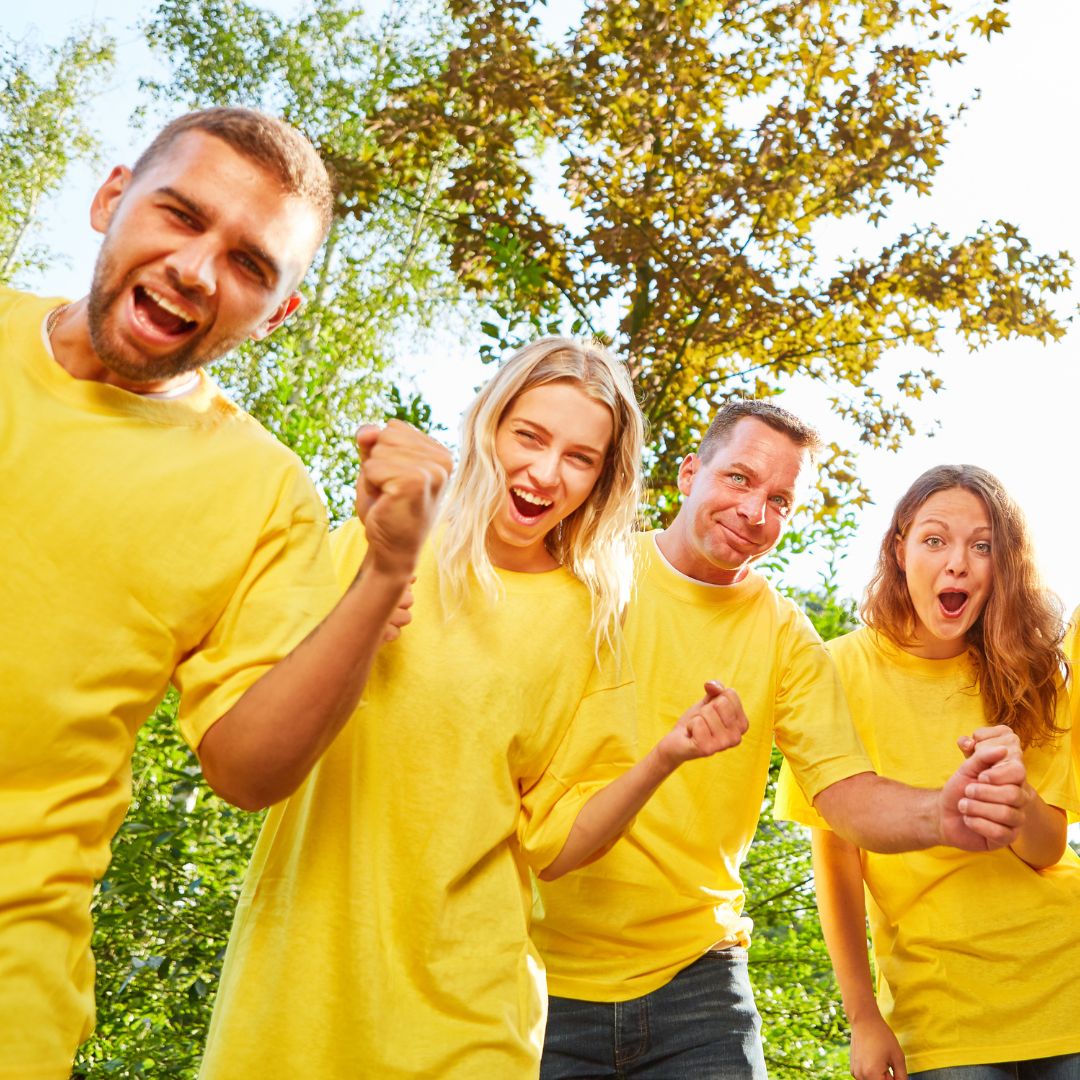 zmotywowana grupa ludzi w żółtych koszulkach