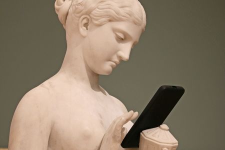 na zdjęciu widać rzeźbę trzymającą telefon