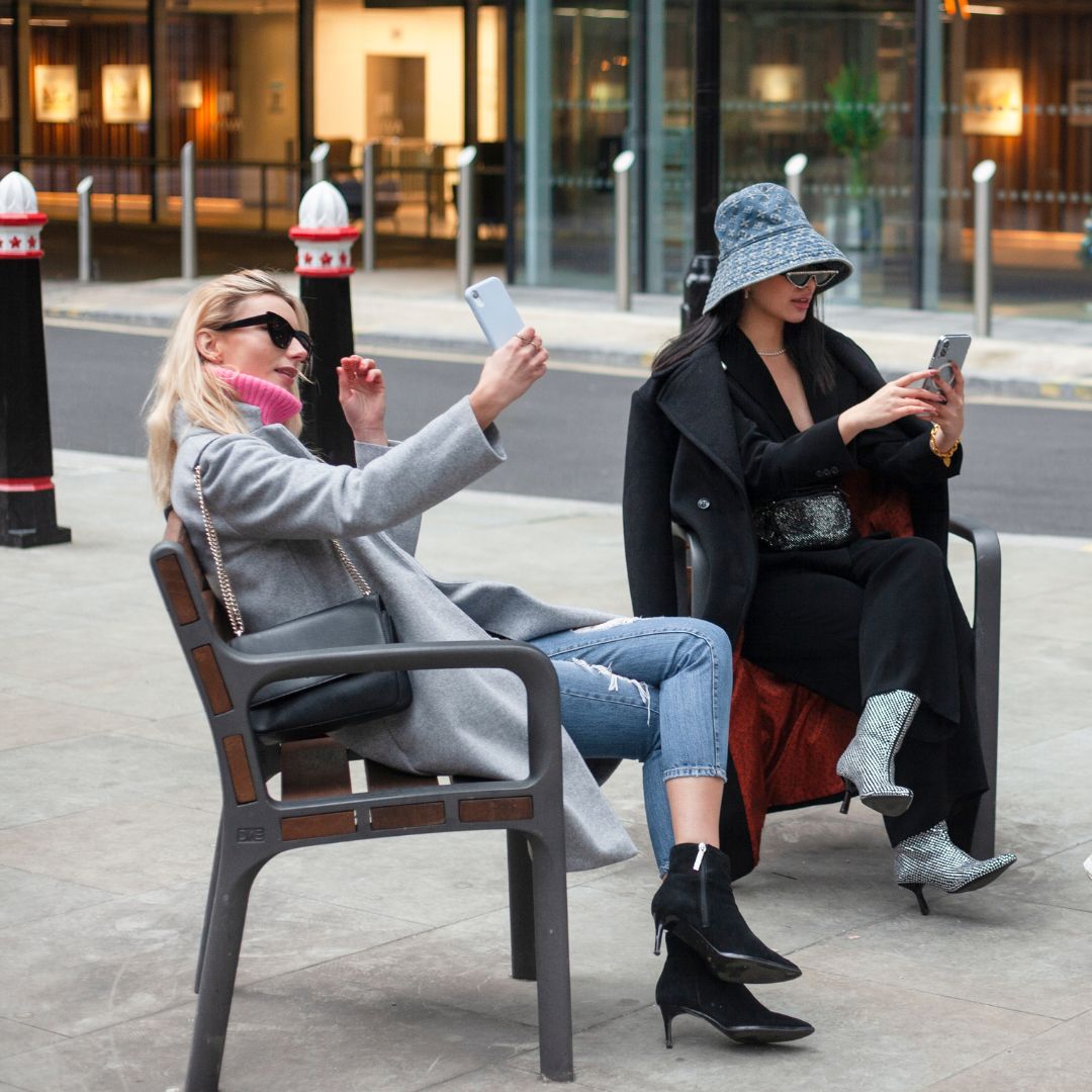 dwie kobiety robią selfie na mieście